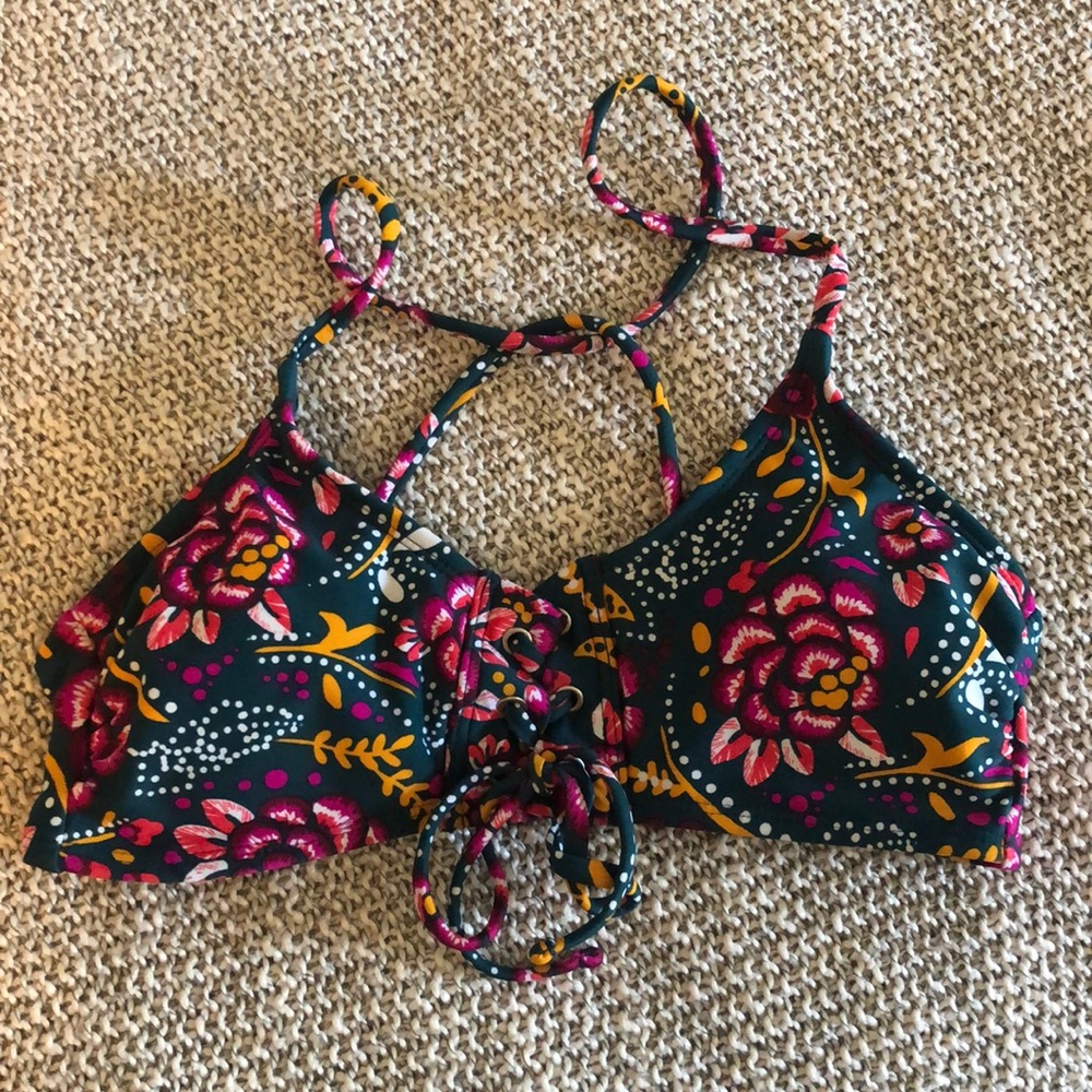 Sporty target bikini top
